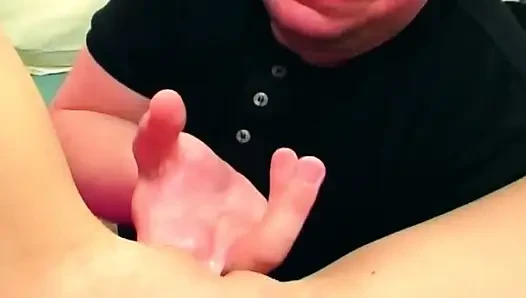 Blondine lutscht schwanz tief und nimmt dann eine dicke gesichtsbesamung
