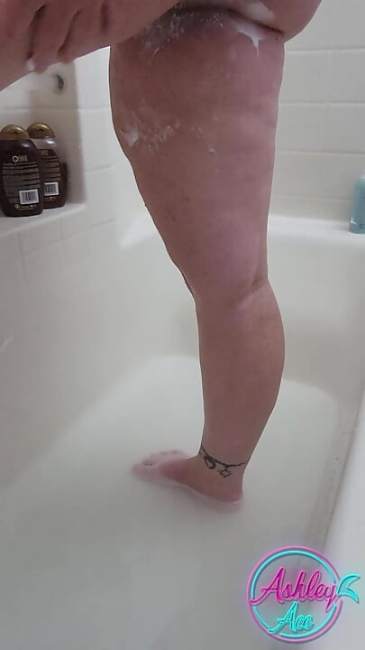 Ashley Ace Shaves Her Legs - No-shave November 2023