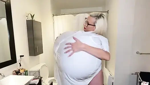 Parfumku bikin toketku mengembang! Jaket kulit nggak tahan lagi!