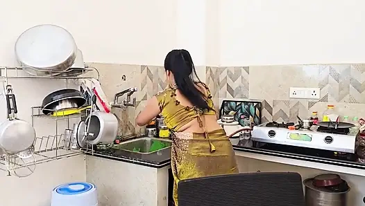 Kakak ipar indiaku mergokin aku lagi asik masturbasi memekku di kamarku