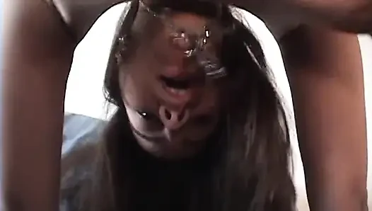 Verführerische brünette MILf hart auf der couch gefingert