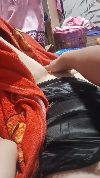 Ele dedou sua esposa até ela chegar ao orgasmo
