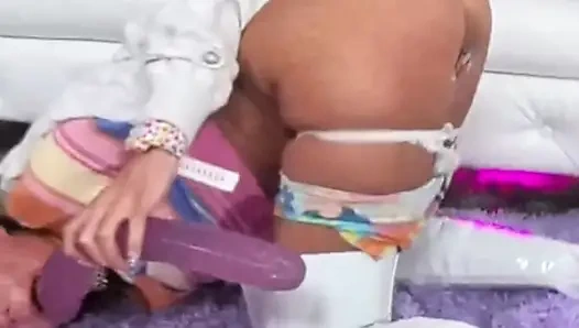 Memek sasha tatcha dientot habis-habisan dan dia mandi emas!