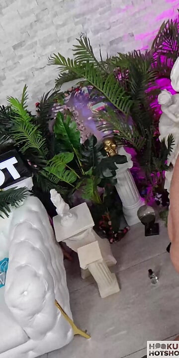 Getatoeëerd sexy meisje Ravyn Alexa wordt geboord door een enorme lul!