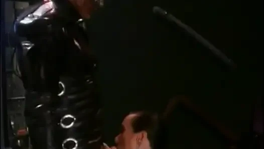 Erotik fahişe masada çılgın bir adamla sikişiyor ve yutuyor