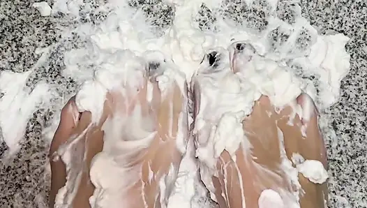 Schlagsahne auf meine nackten füße