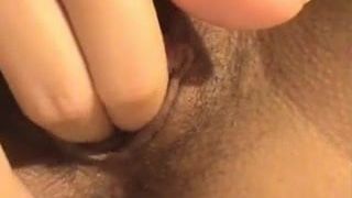 Close-up da buceta peluda dos lábios grandes
