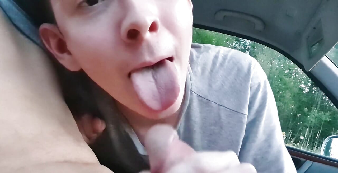 Sugând pula unui tip în mașina lui până când ejaculează - Prettyboi2000x