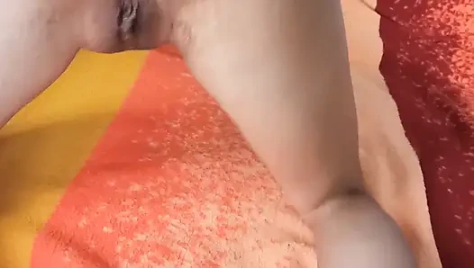Karena tinju, tangannya meregangkan vagina saya sampai saya harus bersin dan mengalami orgasme besar untuk pertama kalinya.