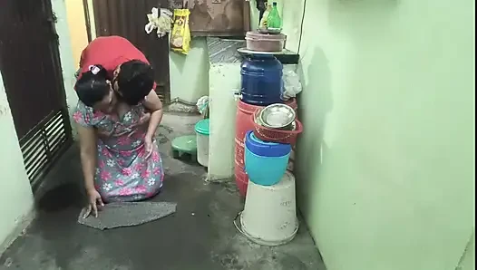 Meri Hot Nokarni Pocha Laga Rahi Thi, Maine Piche Se Pakad Kar Muh Mein Thok Diya