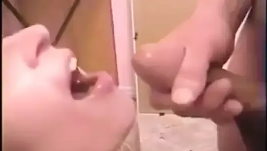 Une salope se fait baiser brutalement par la bouche et le cul