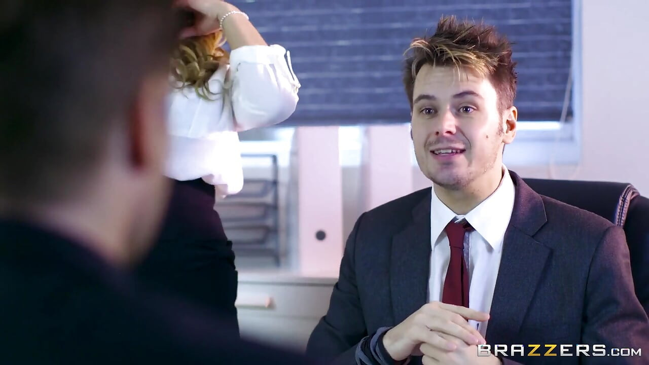 Țâțe mari la locul de muncă - Interviul firmei de avocatură a lui Ryan Ryder se transformă într-un futai dur cu Stacey Saran