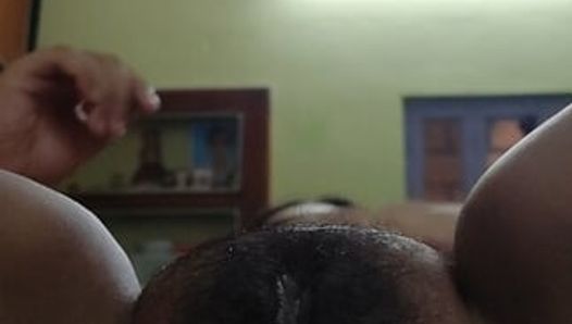 Индийская девушка трахает пальцами Virul на видео