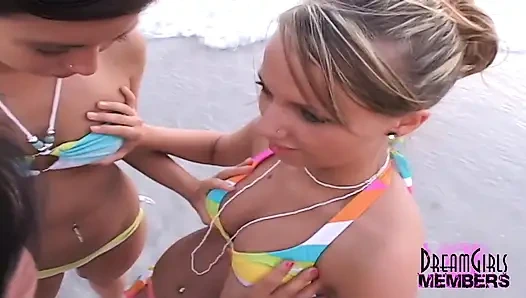 Tiga cewek seksi bugil saat liburan di pantai