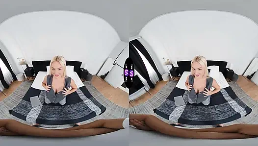 Geile blondine reitet seinen schwanz, nachdem sie ihren laptop repariert hat - tmwVRnet