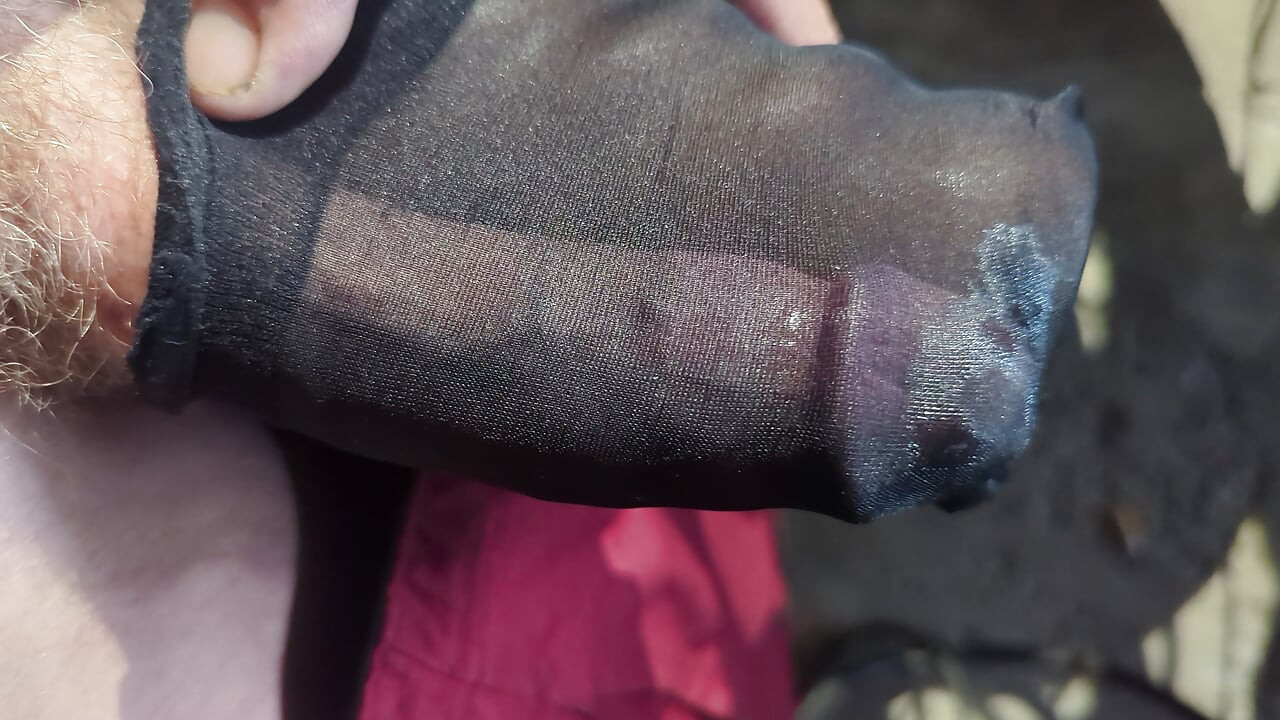 Moj kurac trlja o najlonke i moju džepnu pičku.
