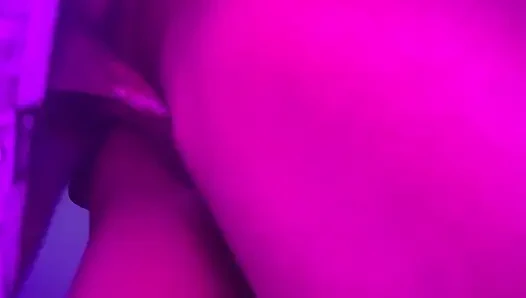 Большой черный член проникает в киску африканской чернокожей юной крупным планом, задние кадры