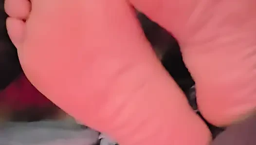 Nyepong kakinya sambil nonton film
