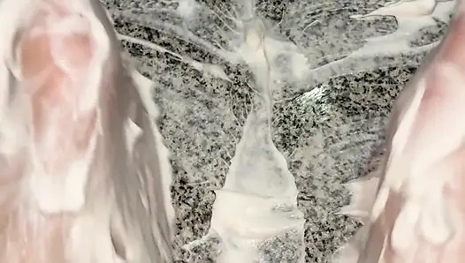 Pejuh kocok di kaki telanjangku