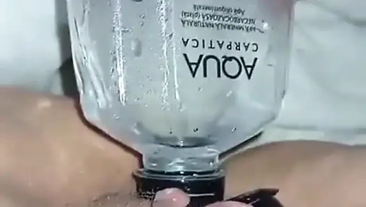 Vajinaya Bir Şişeden Su Koy