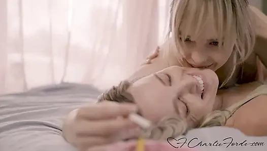 Sarışınlar Charlie Forde ve Lilly Bell birbirlerinin amını tek tek yalıyor
