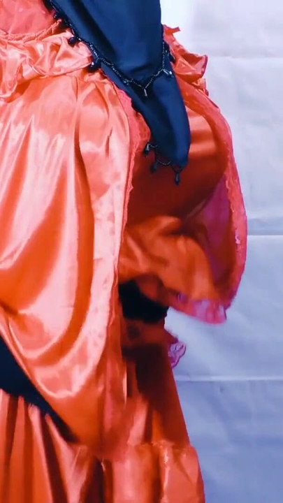 Snažan trenutak iz "Bengalska prekrasna maćeha provodi noć sa svojim pastorkom i se s njim"