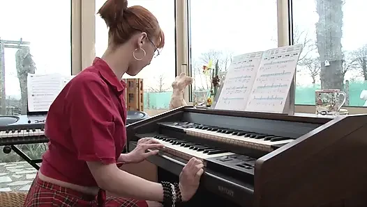 Ginger teen wird von ihrem klavierlehrer gefickt