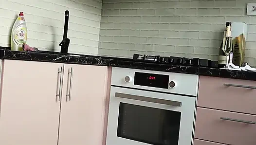 Güzel genç bir kaltağı sert siktim. Kendi kendine aldatıyor.