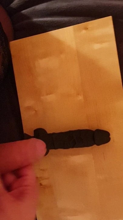 Abspritzen auf Dildo