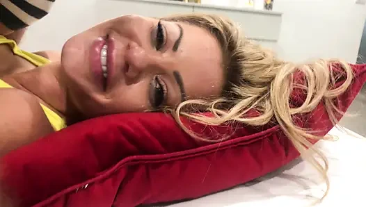 Genç sarışın Riley Steele kalın yaraklı İngiliz tarafından sert sikişiyor ve yüzüne boşalıyor