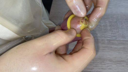 Preservativo punheta com luvas de látex e gozada