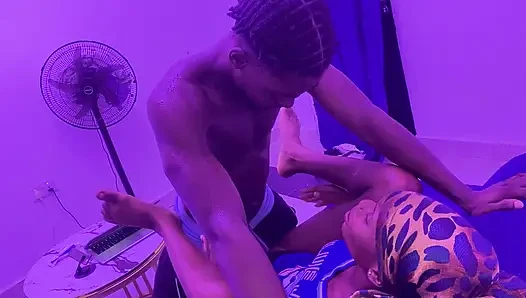 Memek sempit cewek kulit hitam ini dientot habis-habisan sama kontol raksasa pria kulit hitam sampai lubangnya menganga lebar