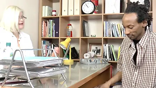 Молодой мужчина занимается сексом с врачом-гинекологом в практике