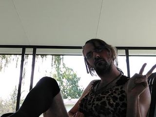 Sissy en robe léopard se masturbe dehors
