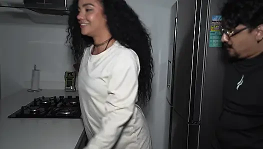 Elektrik kesiliyor ve ben tahrik oluyorum, kocamın iş arkadaşıyla yatıyorum