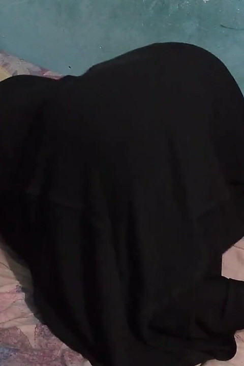 Une MILF musulmane de 35 ans se fait enculer par son mari
