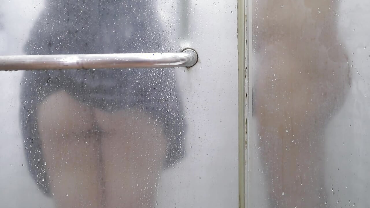 Rabuda asiática menina vestindo vestido de cetim de seda fode no chuveiro
