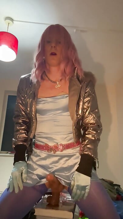 Jess Silk cavalga seu vibrador