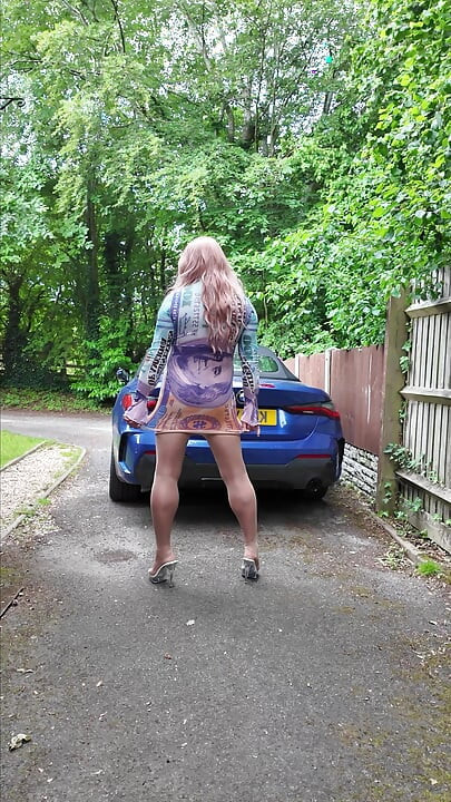 Crossdresser kellycd2022 dengan stoking cokelat dan sepatu hakku