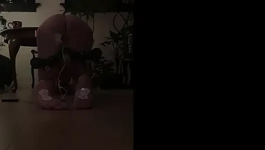 Крайне самодельное видео с успокаивающей электронной музыкой и унизительным тоном; Слушайте, как он борется!