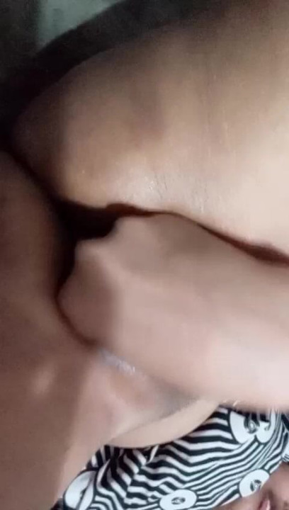 かわいいホットな女の子マンターシャが家で指を動かす