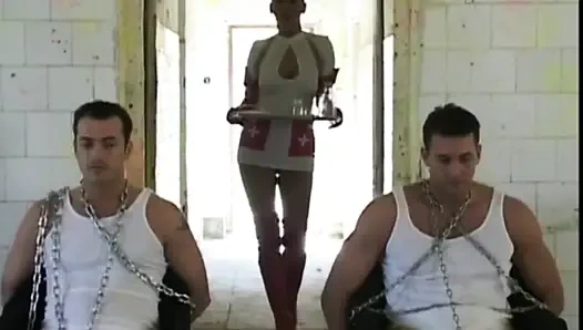 İri göğüslü orta yaşlı seksi hemşire orada yarakla dildoyla mastürbasyon yapıyor ve götünü sikiyor