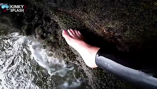 Neoprene wetsuit ve deniz kenarında dalış maskesi mastürbasyonu