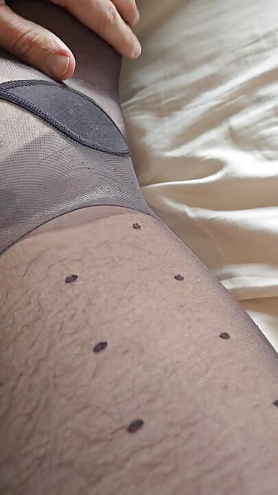 Pembalut Polkadot dengan stoking ketat