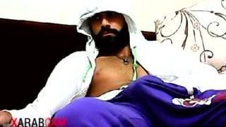 Splendido, barbuto, giovane stallone arabo, si masturba - arabo gay