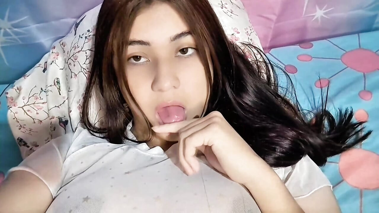 Porno aktrisi mastürbasyon yapıyor ve büyük göğüslerine dokunuyor