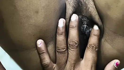 Ateşli bir yenge genç bir oğlan tarafından yatağında sikiliyor