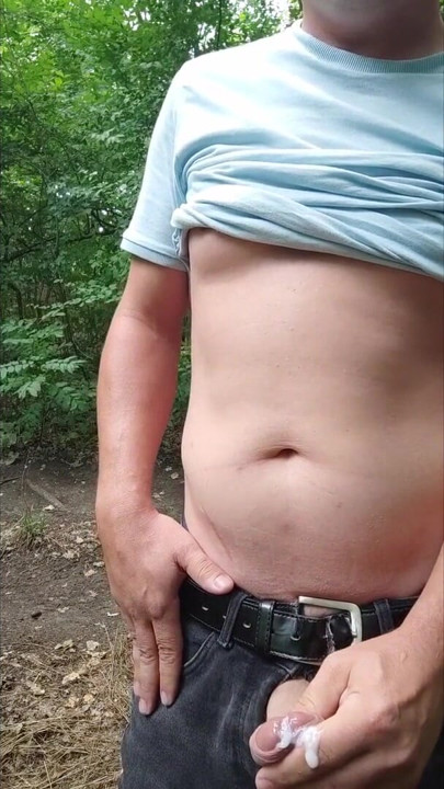 Een enorme pik aftrekken in het bos!! ZIE IEDEREEN | Clip 3
