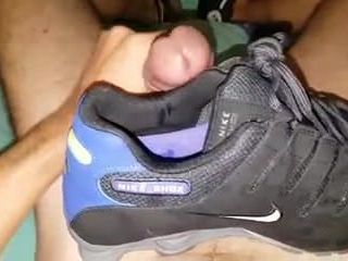 Masturbacao e gozada no Nike Shox e outros tenis emprestado