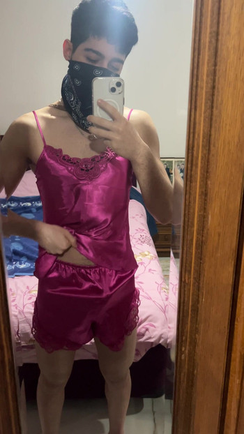 Femboy presenta la sua camicia da notte